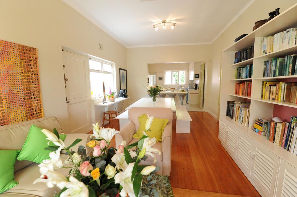 Jaqui'S Garden Guesthouse Cape Town Room photo